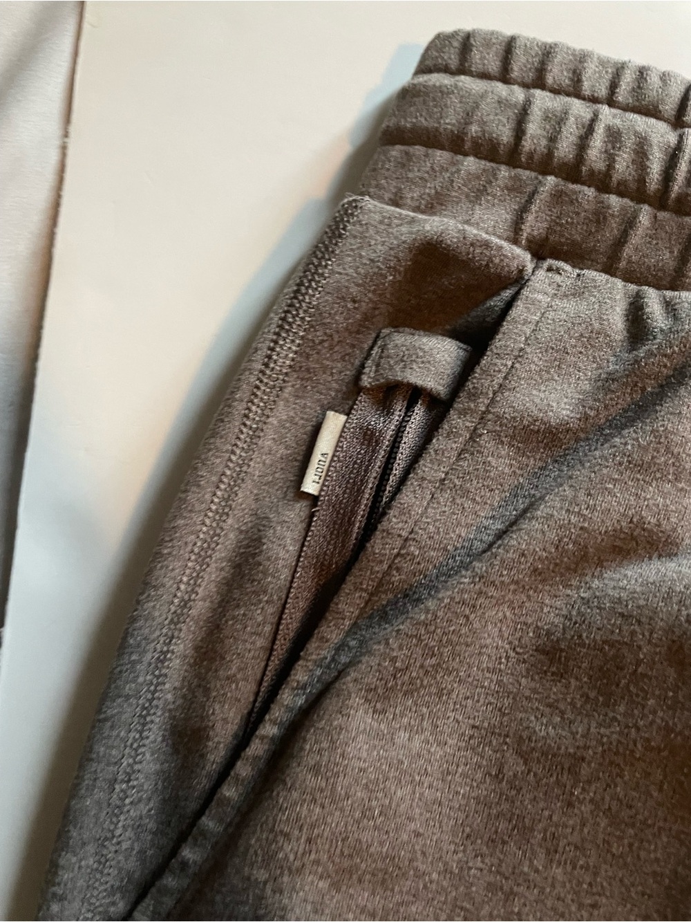 Men's Vuori Ponto Drawstring Athletic Shorts size Medium in Mocha color - Picture 4 of 4